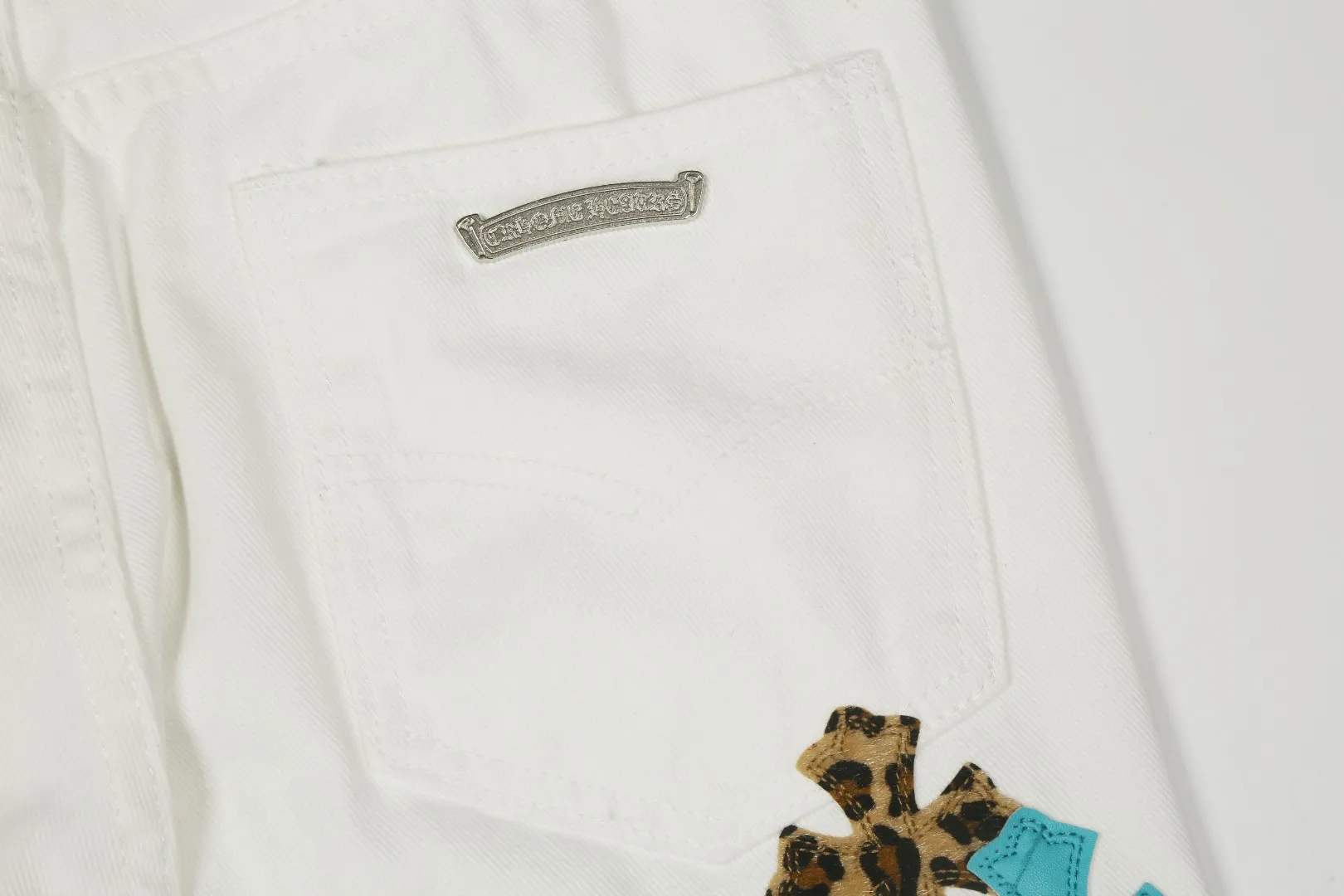 P260 White background image [High quality] Code: 25065# Color: pink leather/blue leather/blue leather leopard print/hand-painted leopard print Size: S/28 to The high version of the White Cow series is made of high-ounce custom-made fabrics. It is fermented and soft-colored. It is soft and thick to wear. The details are all hand-polished and made with craftsmanship. All-over jacquard fabric has a unique design style. It uses multiple processes to create a full retro feel. A niche and unique non-contrast shirt. Customized distressed spray-painted buttons. Every detail is crafted with craftsmanship.